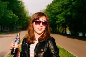 Djevojka pozira s bocom Pepsija