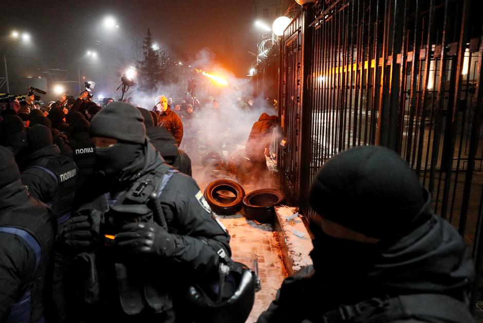 Prosvjed ispred ruskog veleposlanstva u Kijevu | Author: GLEB GARANICH/REUTERS/PIXSELL
