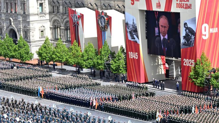 Moscow, Russia. 09 May, 2025. Russian army soldiers march past the review stand during the annual Victory Day military parade through Red Square, May 9, 2025, in Moscow, Russia.  Credit: Kremlin Pool/Russian Government/Alamy Live News