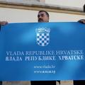 Milljak i aktivisti HČSP pred Banskim dvorima s dvojezičnom pločom Vlade RH