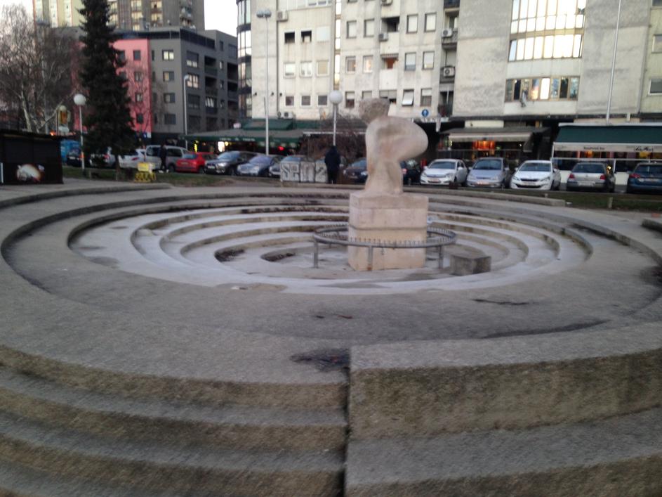 Zapuštena fontana na Trgu Krešimira Ćosića