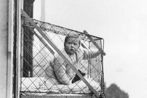 Beba u kavezu