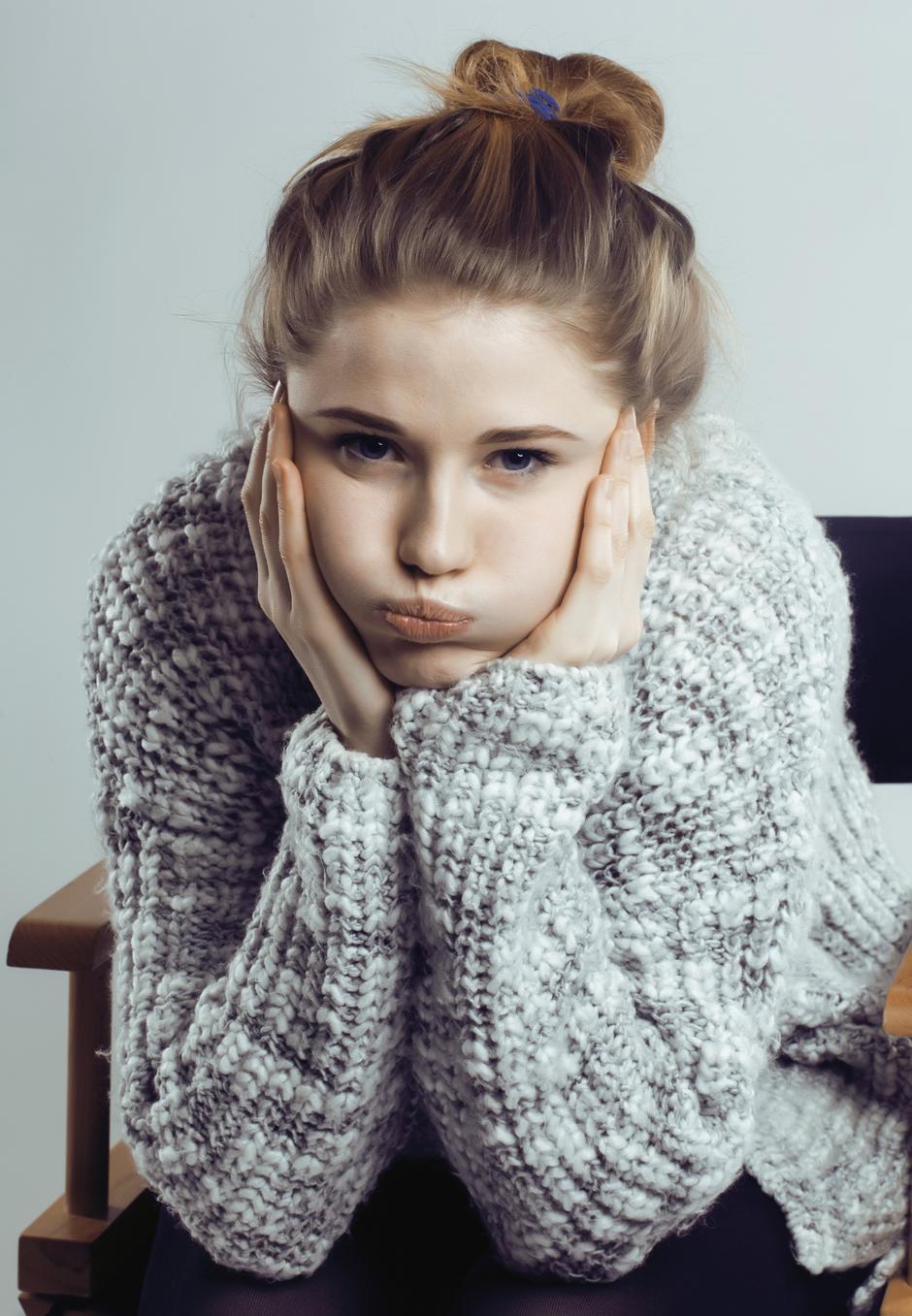 Mlada djevojka u džemperu | Author: Thinkstock