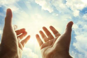 Ruke dignute prema nebu