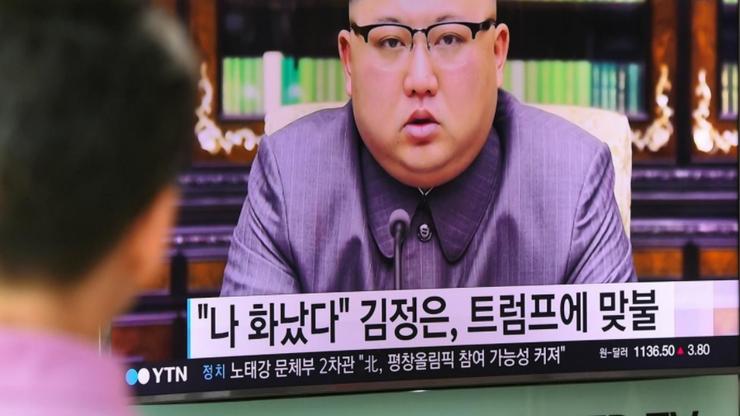 Muškarac u Sjevernoj Koreji gleda vijesti