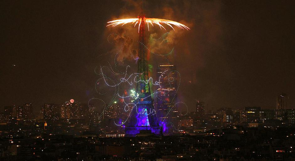 Feu d'artifice et spectacle de drones à la Tour Eiffel à Paris pour le 14 juillet 2025 | Author: Christophe Aubert via Bestimage/