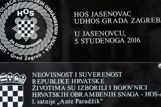 Sporna ploča HOS-ovcima u Jasenovcu