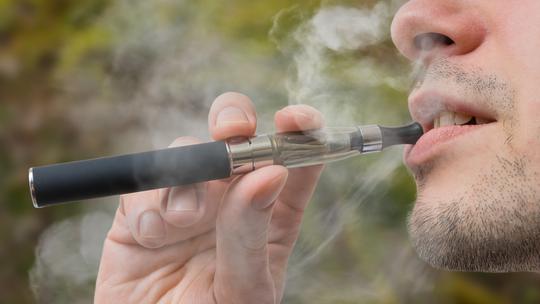 Muškarac puši e-cigaretu