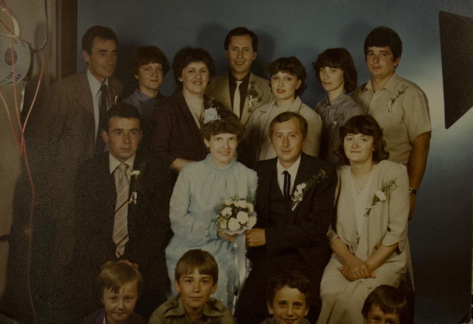Vjenčanje Špegeljevog sina, krajnje lijevo u srednjem redu je Vladimir Jagar