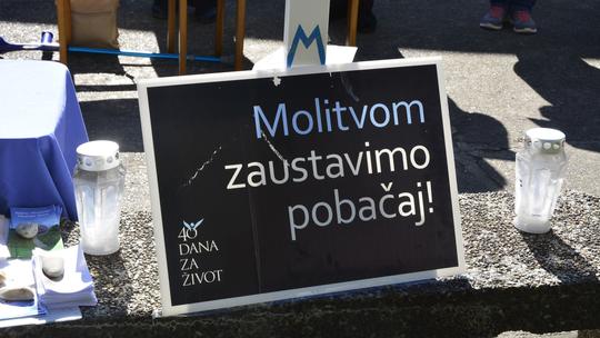 Slavonski Brod: Aktivistice molitvene zajednice "40 dana za život" mole ispred Opće bolnice