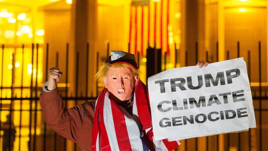Prosvjednik koji Donalda Trumpa optužuje za klimatski genocid
