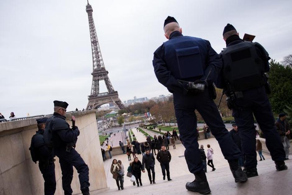 Policija u Parizu, ispred Eiffelovog tornja | Author: Marius Becker/DPA/PIXSELL