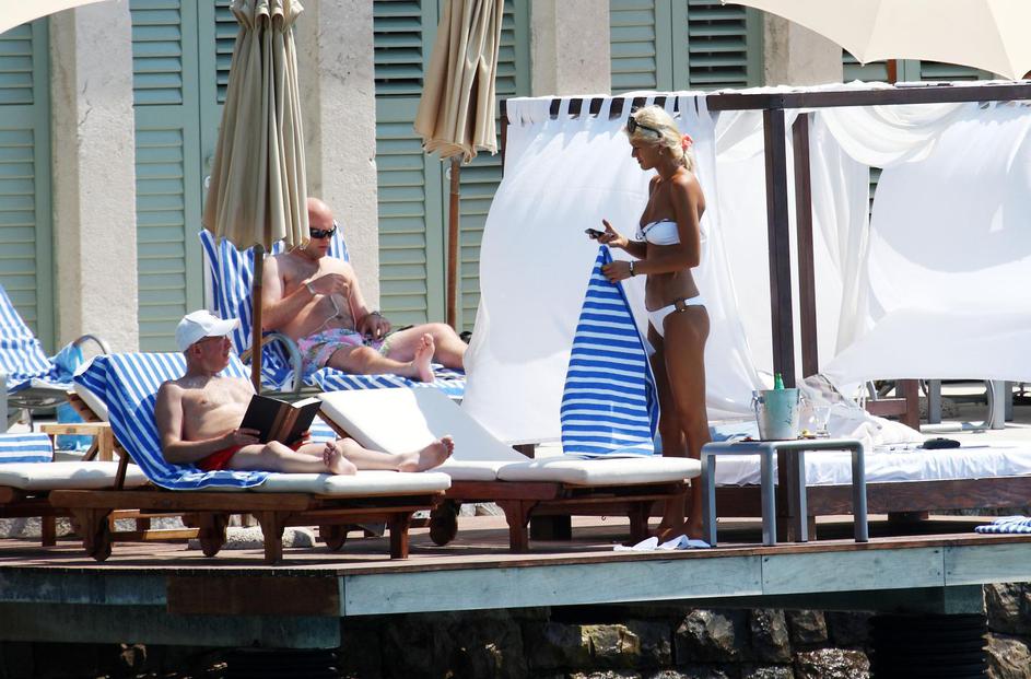 Hvar: Dimitrij Železnjak sa svojom mla?ahnom curom na luksuznoj plaži Bonj