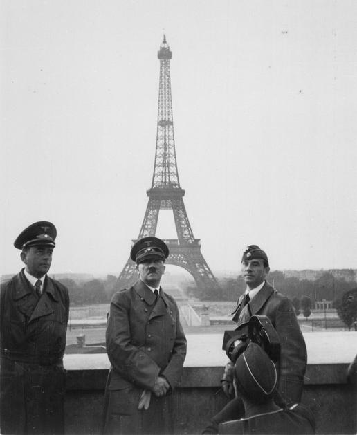Adolf Hitler u Parizu 1940. godine