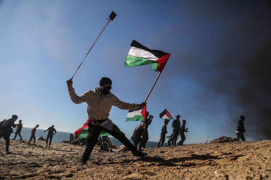 Prosvjedi Palestinaca u pojasu Gaze prema izraelskim vojnicima | Author: XINHUA/PIXSELL