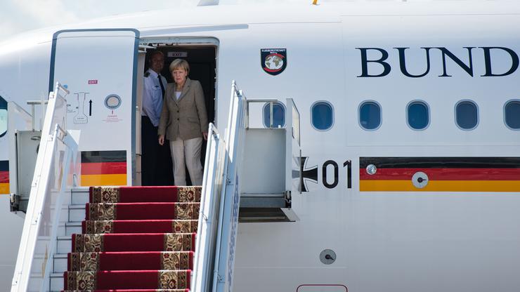 Angela Merkel izlazi iz zrakoplova