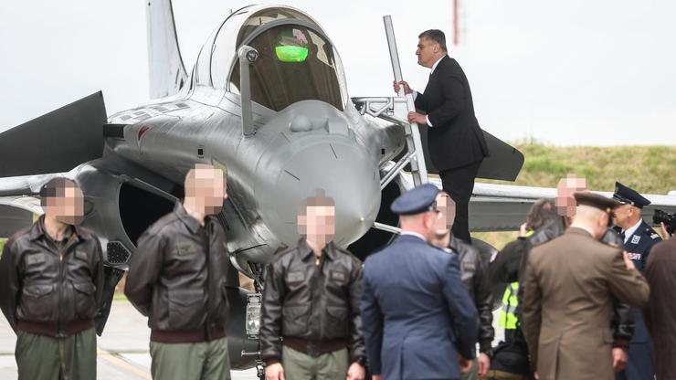 Zagreb: Predsjednik Zoran Milanović pregledao Rafale i popeo se na jednog