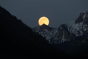Pun mjesec iznad bijelih alpskih vrhova