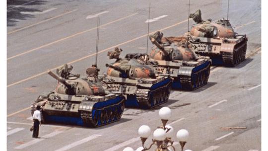 Čovjek ispred tenkova na prosvjedu na trgu Tiananmen
