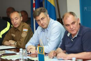 Andrej Plenković s ministrom obrane Krstičevićem i županom Bobanom