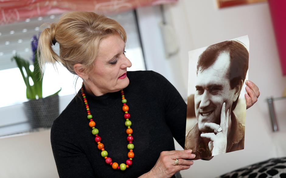Ljerka Perešin s fotografijom poginulog supruga | Author: Igor Kralj (PIXSELL)