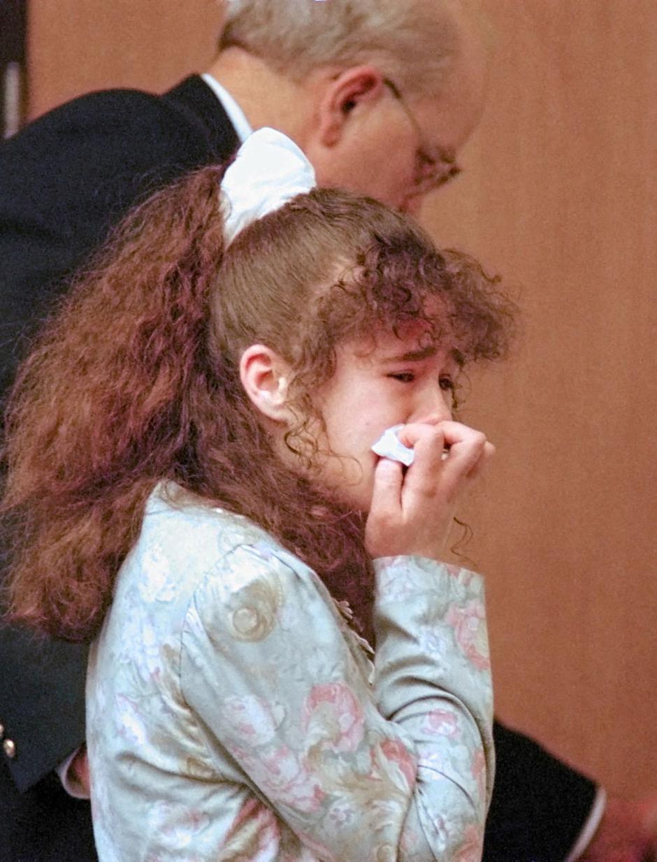 Christa Pike is escorted from Knox County Criminal Court in Knoxville, Tennessee | Author: Joe Howell / Knoxville News-Sent