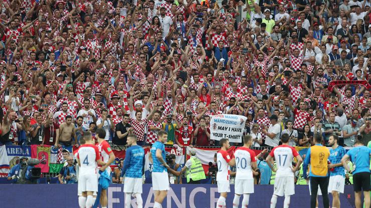 Hrvatska reprezentacija zahvaljuje se navijačima nakon poraza u finalu Svjestkog prvenstva