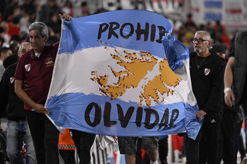 Falklands War veterans marched, during the match between River Plate and Belgrano Cordoba for the 2026 Torneo Apertura. | Author: 