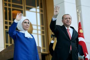 Tayyip Erdogan sa suprugom Eminom