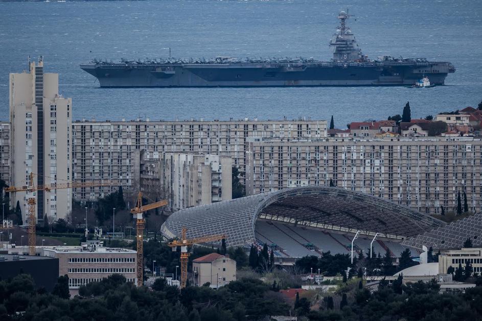 Kozjak: Pogled s Kozjaka na Split i najveći ratni brod na svijetu USS Gerald Ford