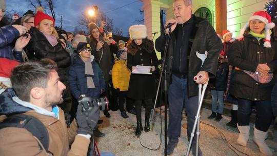 Milan Bandić na štakama nekoliko dana prije embolije zbog loma noge