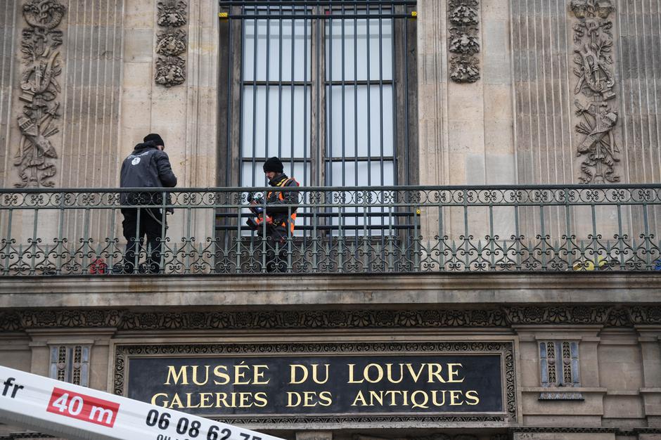Louvre Museum Installs Bars Over Robbed Gallery Window - Paris, France - 23 Dec 2025 | Author: 