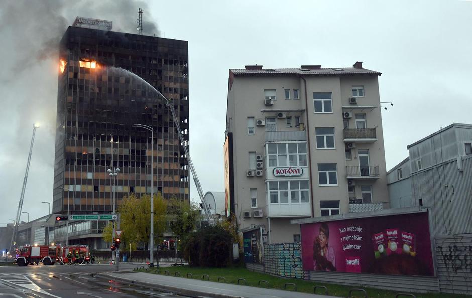 Zagreb: Nastavlja se gašenje Vjesnikovog nebodera, teška noć iza vatrogasaca | Author: Josip Mikacic/PIXSELL