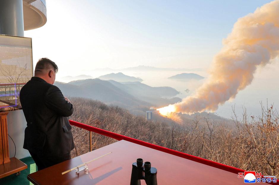North Korea's Kim Jong Un observes a ground ejection test of a high-output solid-fuel engine using carbon fiber composite materials | Author: KCNA/REUTERS