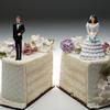 Razdvojene figure na torti za vjenčanje