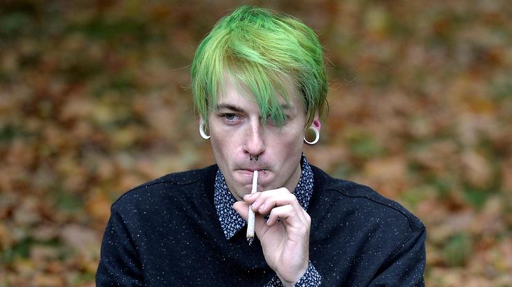 Muškarac puši joint ispred zgrade Parlamenta u Londonu