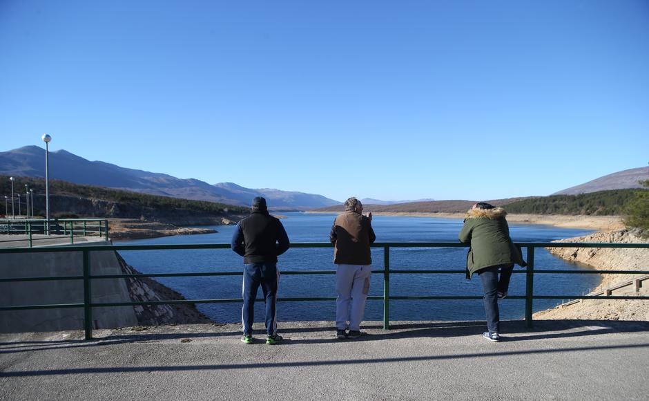 Mještani Hrvaca sa zebnjom gledaju Perućko jezero zbog najavljene TE | Author: Ivo Čagalj/PIXSELL