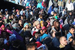 Izbjeglice čekaju na graničnom prijelazu na ulazak u Hrvatsku