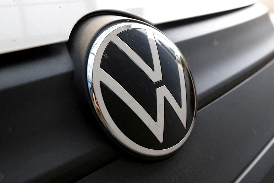 FILE PHOTO: Illustration shows Volkswagen logo | Author: DADO RUVIC/REUTERS