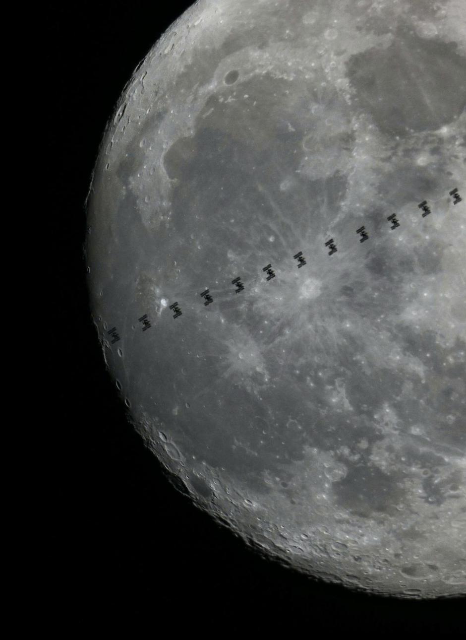 Koeln: Me?unarodna svemirska postaja ISS prolazi oko Mjesec i tvori siluetu | Author: Henning Kaiser/DPA