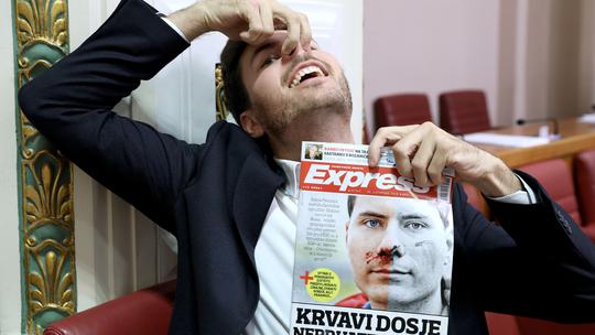 Ivan Pernar u Saboru pozira s Expressom