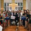 Milan Bandić pozira s kandidatkinjama za miss 2015. uz banere D. Trumpa