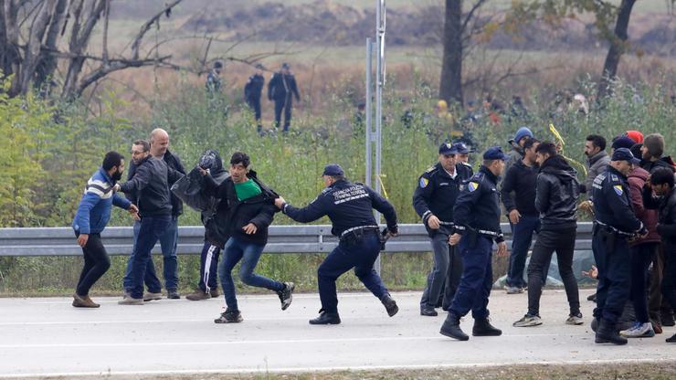 Migranti na granici BiH probili policijski kordon
