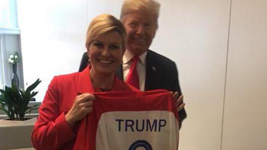Kolinda Grabar Kitarović poklonila Trumpu hrvatski dres