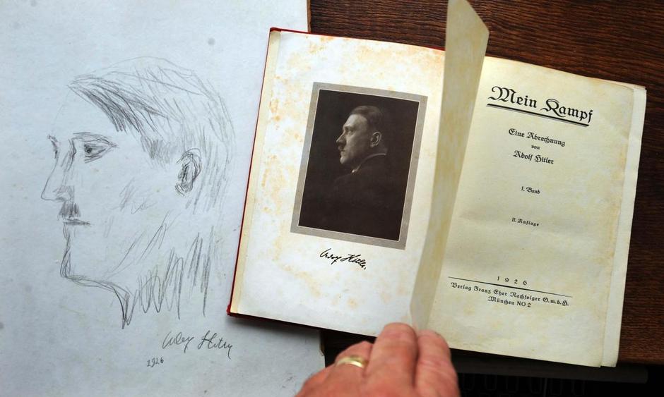 Mein Kampf s potpisom i skicom Adolfa Hitlera prodano na aukciji | Author: Press Association/PIXSELL