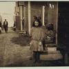 Devetogodišnja Nan de Gallant ispred tvornice konzervi u Maineu 1911.