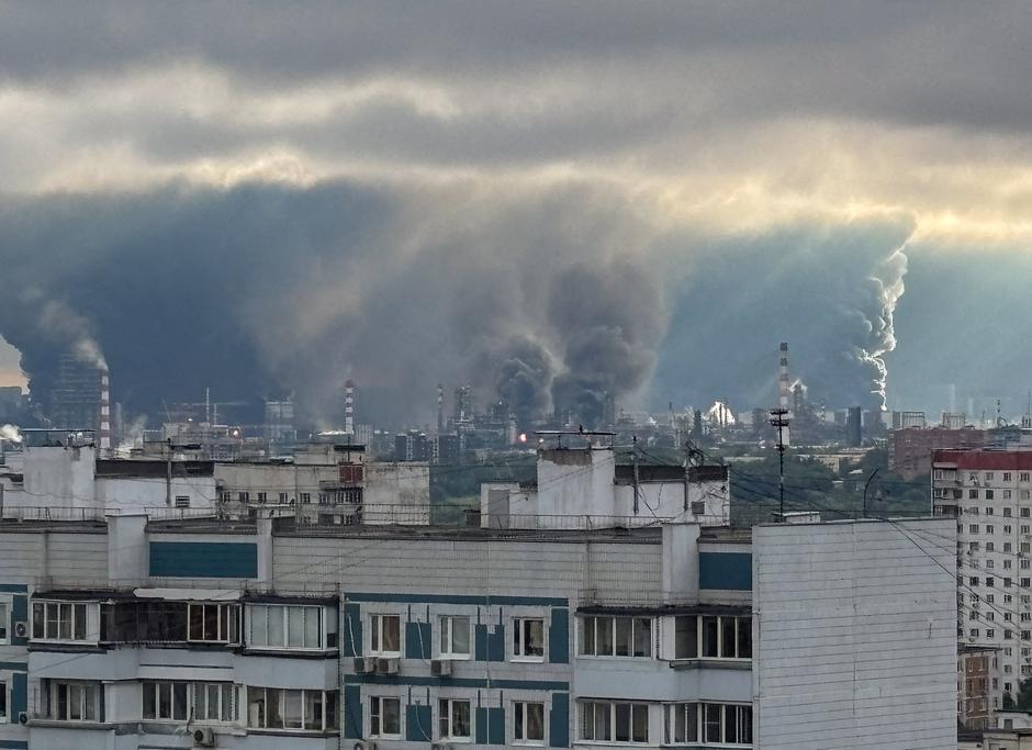 FILE PHOTO: Thick plumes of smoke with flames rise from an oil refinery in Moscow | Author: SOCIAL MEDIA