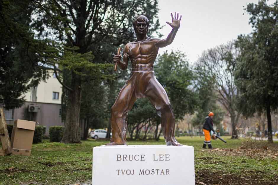 Mostar: Obnovljeni spomenik Brucea Leeja je ponovno vraćen u park Zrinjevac | Author: Denis Kapetanovic