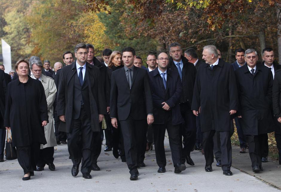 Spomen park Dobrava: Ispra?aj žrtava iz Hude Jame na groblju Dobrava | Author: Boris Scitar/Vecernji list