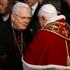 Bernard Law pozdravlja se s papom Benediktom XVI